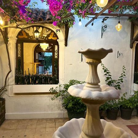 Hostal Velvet Plaza Santa Ana Buitenkant foto